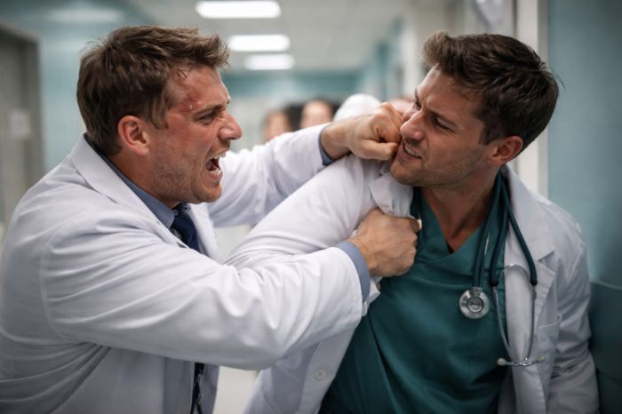 Закон защитил врачей от пациентов, но что делать, если напал коллега?
