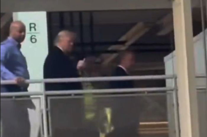 ​Трамп показал средний палец рабочему на заводе Ford: рабочего отстранили