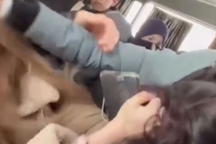 Драка за место в автобусе №51 в Атырау попала на видео