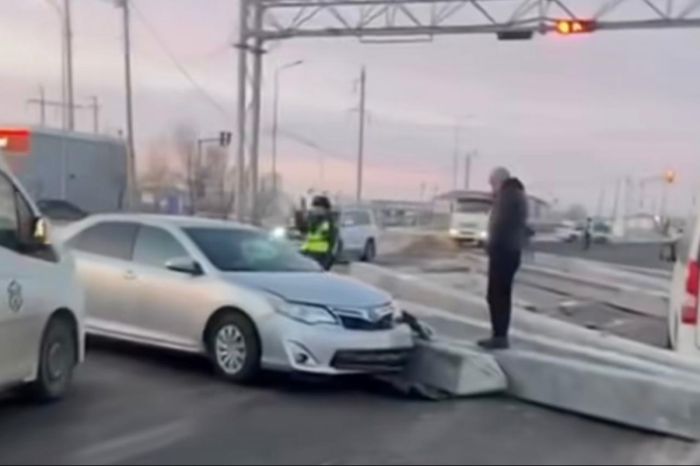 Бетонные столбы сорвались с грузовика на трассе в Атырау