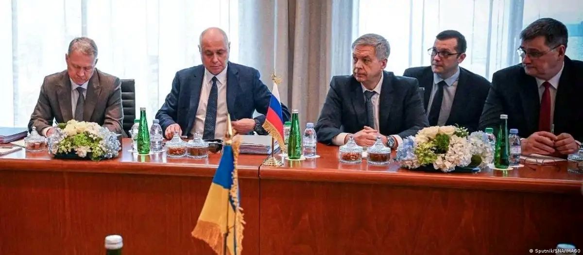 Российская делегация во время первого раунда трехсторонних переговоров в Абу-Даби в январе 2026 года/Фото: Sputnik/SNA/IMAGO