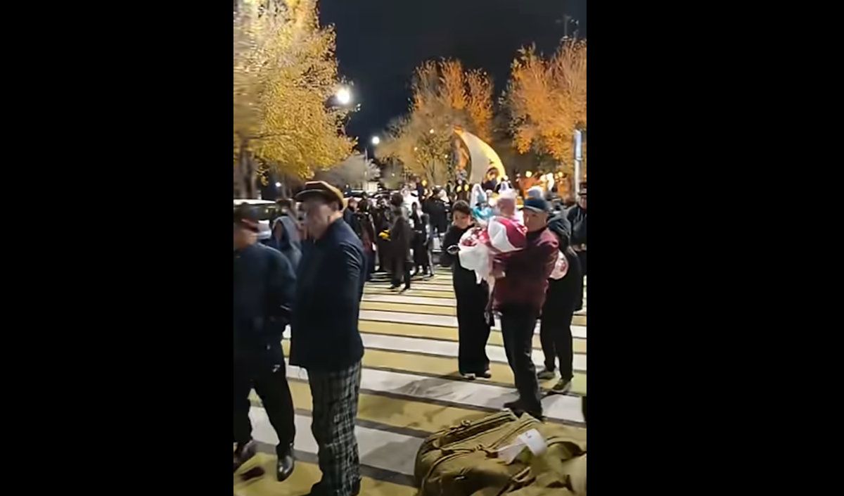 стоп-кадр видео эвакуированных пассажиров