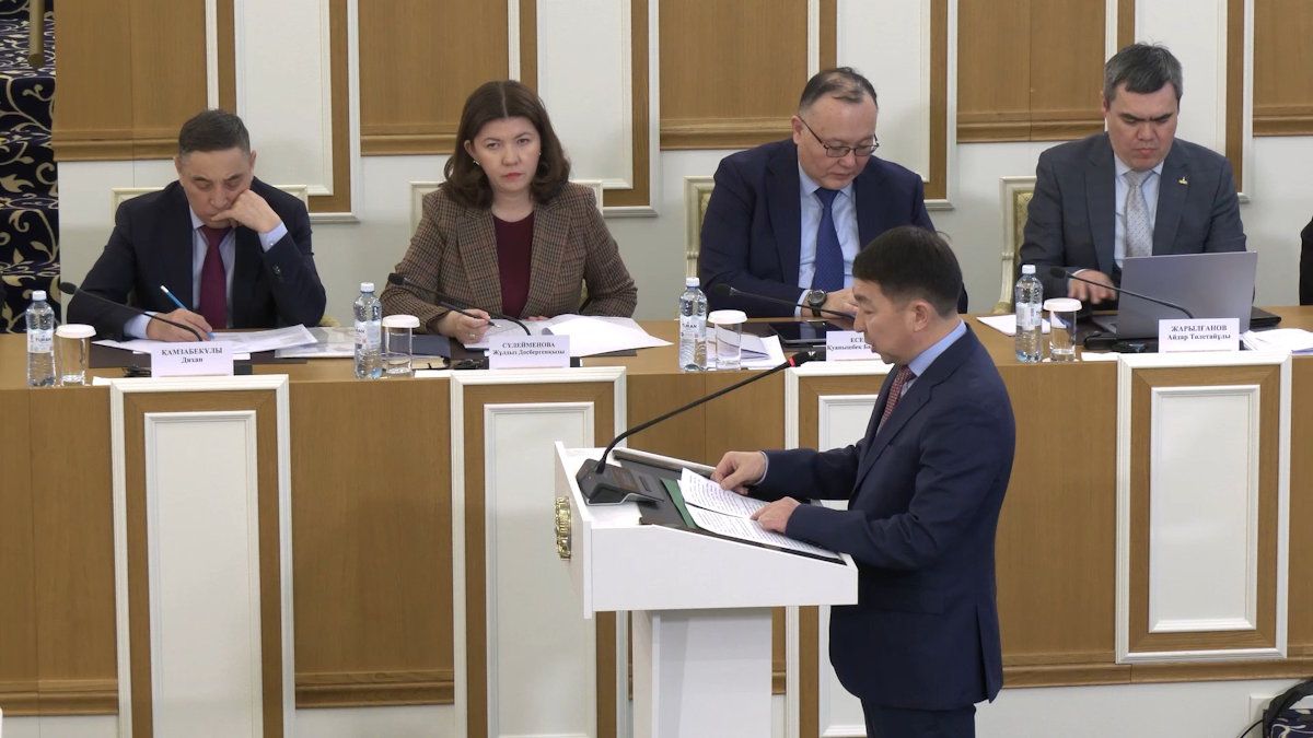 заместитель председателя Конституционного суда Бакыт Нурмуханов, стоп-кадр видео