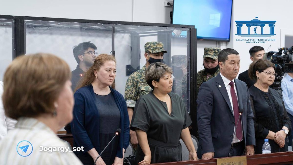 Альмира Нурлыбекова (крайняя справа) на судебном процессе по делу сына