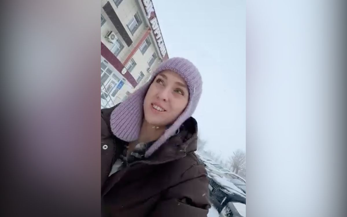 Татьяна Турлай на фоне больницы, стоп-кадр видео