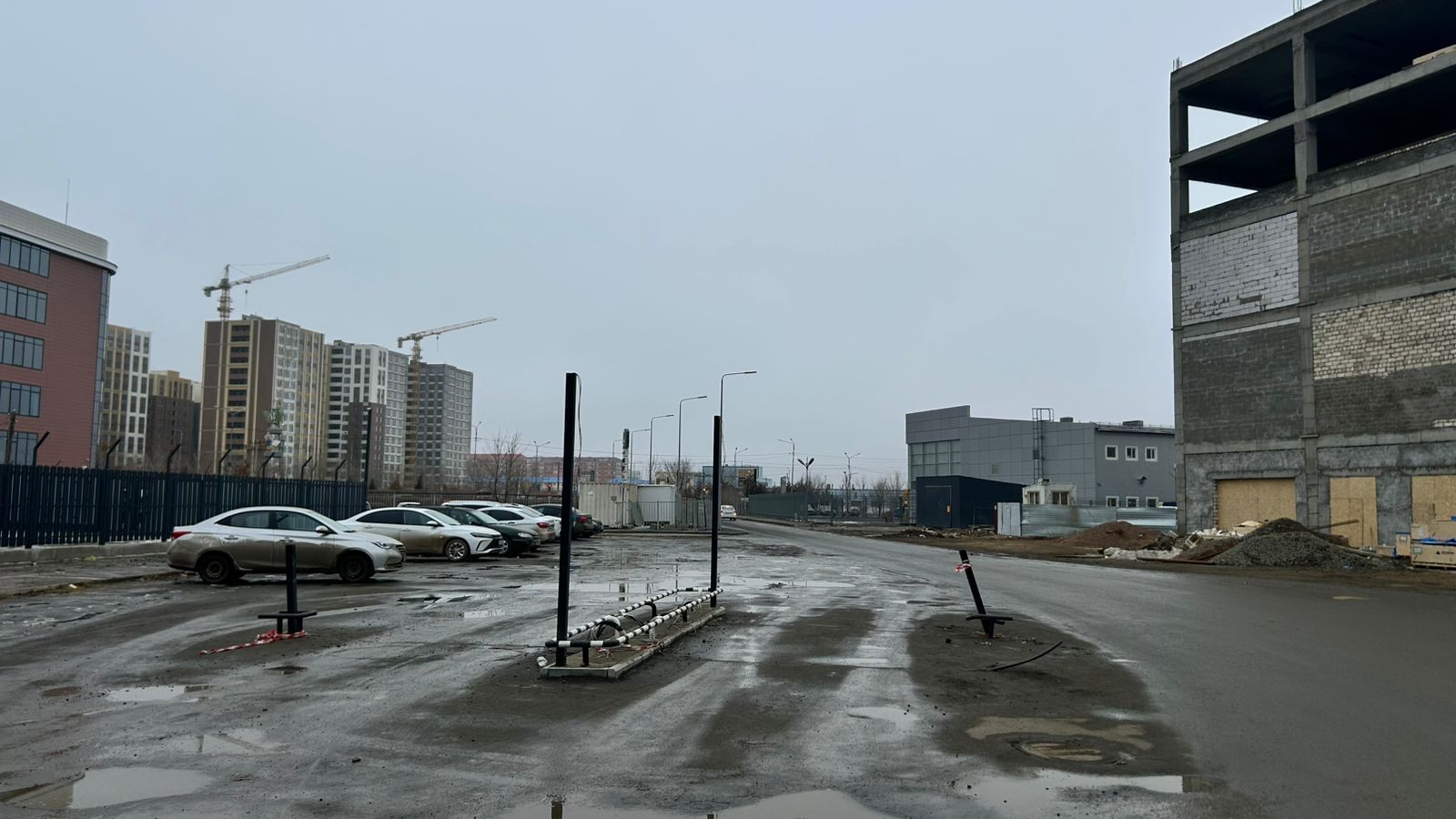 Заготовка под шлагбаум у единственного въезда к дому № 39А.