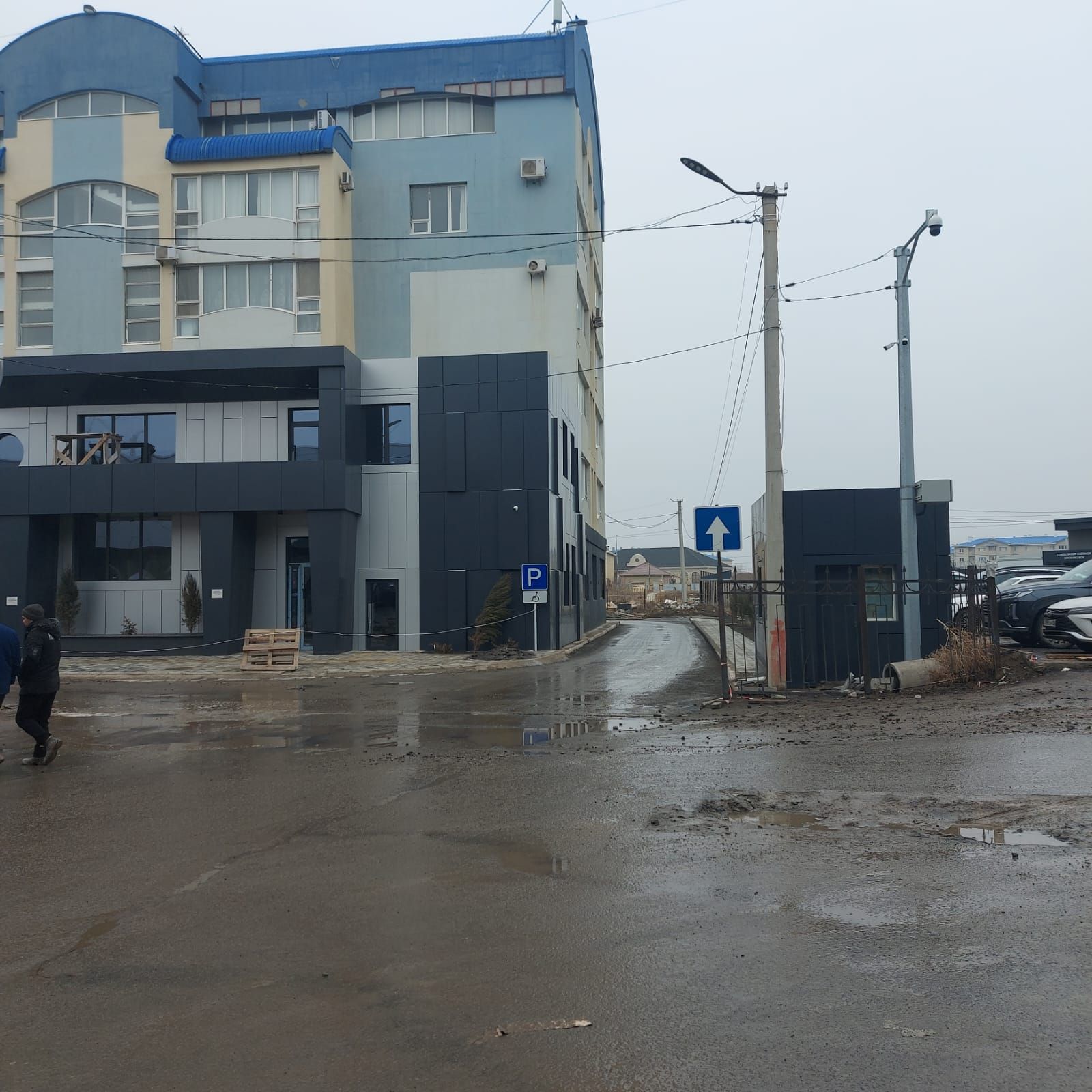 Проезд под переходом-галереей обеспечивает единственный въезд к дому № 39А. Альтернативного подъезда к дому нет.