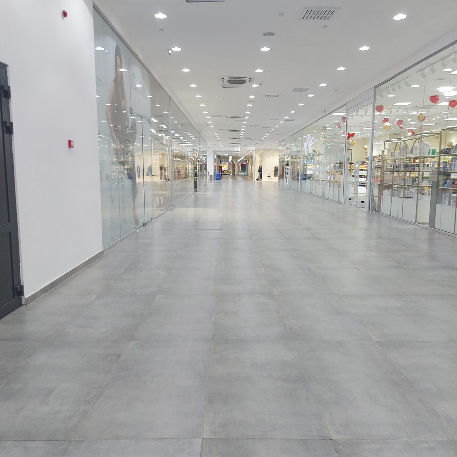 Галерея торгового центра: по документам это просто переход, по факту - действующая торговая зона.