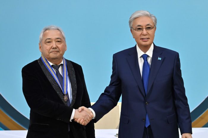 Токаев наградил атырауского нефтяника