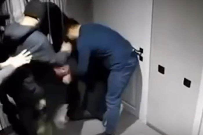 За жестокое избиение в баре в Атырау задержаны двое мужчин