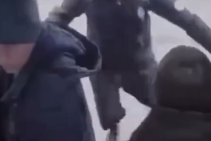 Рюкзак помешал дверям: в Караганде пассажир выпал из автобуса