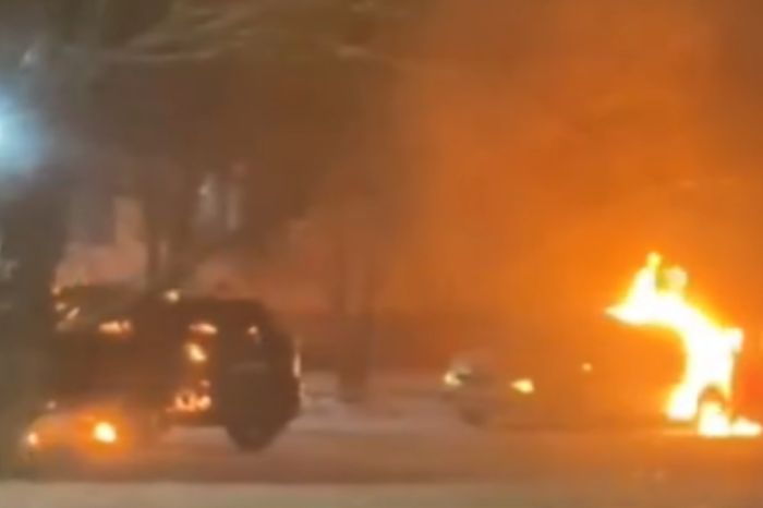 В Семее мужчина поджёг автомобили полицейских