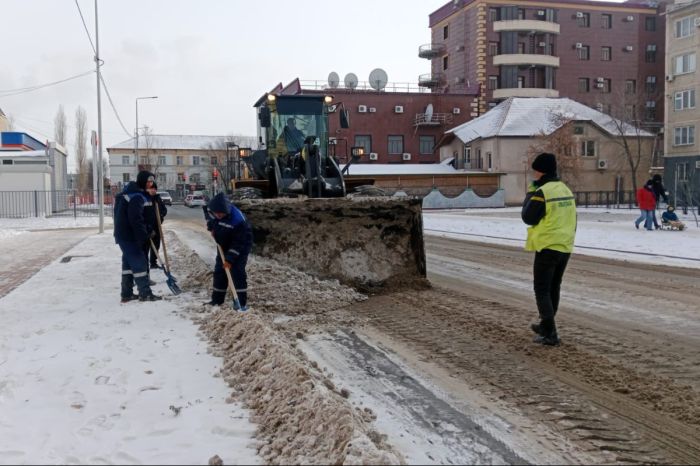 Тысячи кубометров снега и сотни тонн соли руками спецавтобазовцев: как чистят Атырау