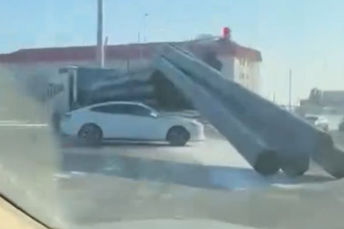 На перекрёстке в Атырау с грузовика упали трубы