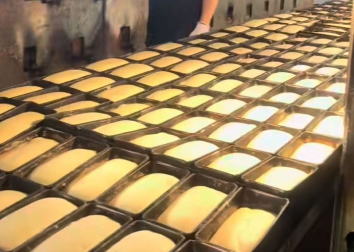 В Атырау временно закрыли пекарню после жалобы и видео в соцсетях