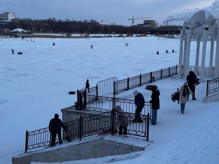 Лёд с разными правилами: кого в Атырау пускают на реку, а кого — нет?