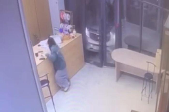 В Актау автомобиль въехал в цветочный магазин