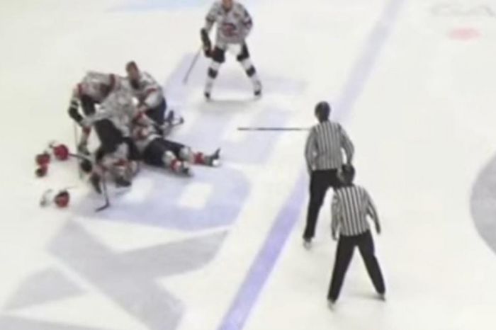 Трагедия на льду: в Караганде во время матча умер хоккеист