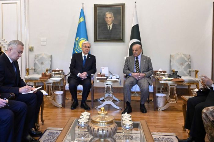 Токаев обсудил сотрудничество с премьер-министром Пакистана