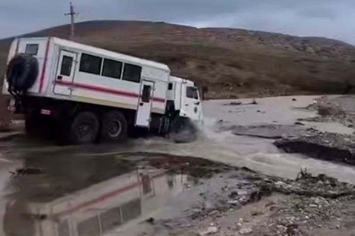 Наводнение отрезало путь: МЧС эвакуировало людей в Туркестанской области