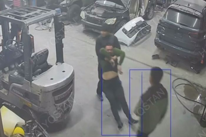 В Алматы возле СТО жестоко избили автомаляра: мужчина в реанимации