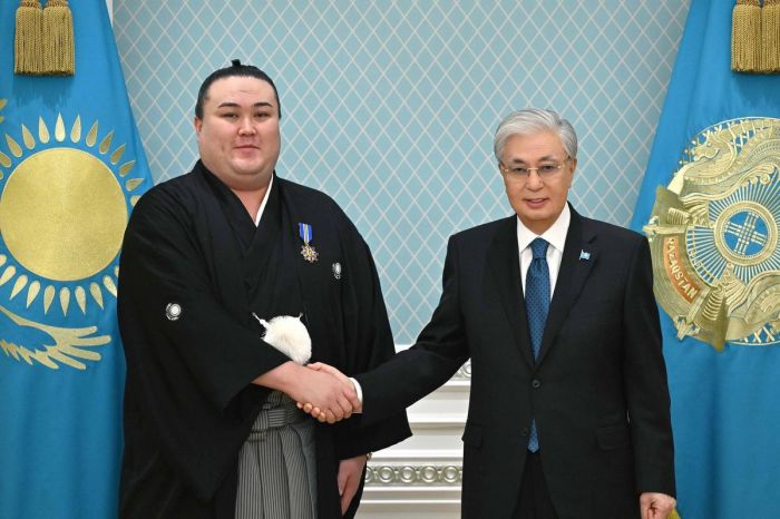 Президент наградил казахстанского борца сумо после успеха в Японии
