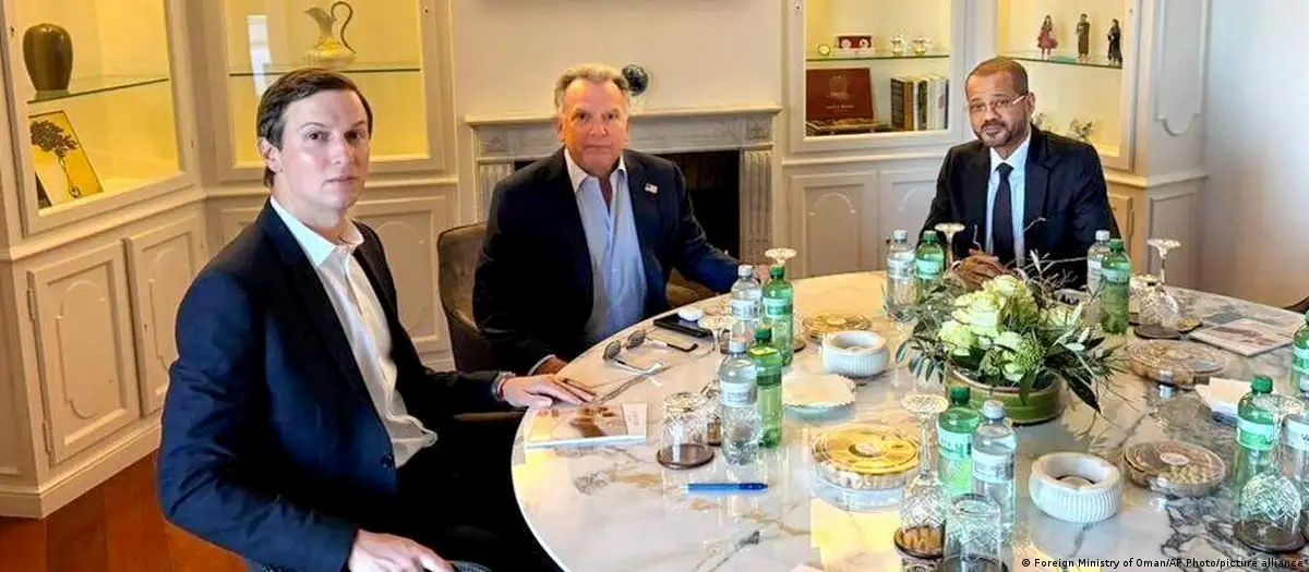Спецпосланник Трампа Стивен Уиткофф и зять президента США Джаред Кушнер на встрече с министром иностранных дел Омана Бадром аль-Бусаиди во время переговоров по иранской ядерной программе в Женеве/Фото: Foreign Ministry of Oman/AP Photo/picture alliance