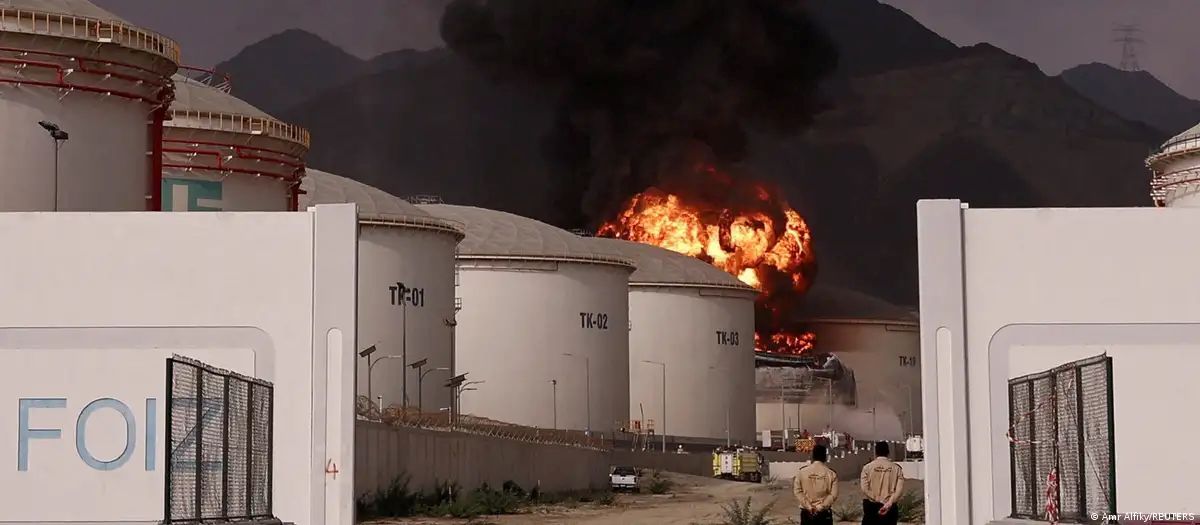 Дым близ нефтехранилищ в Эль-Фуджайре (ОАЭ) после работы ПВО, отражавшей атаку иранских БПЛА/Фото: Amr Alfiky/REUTERS