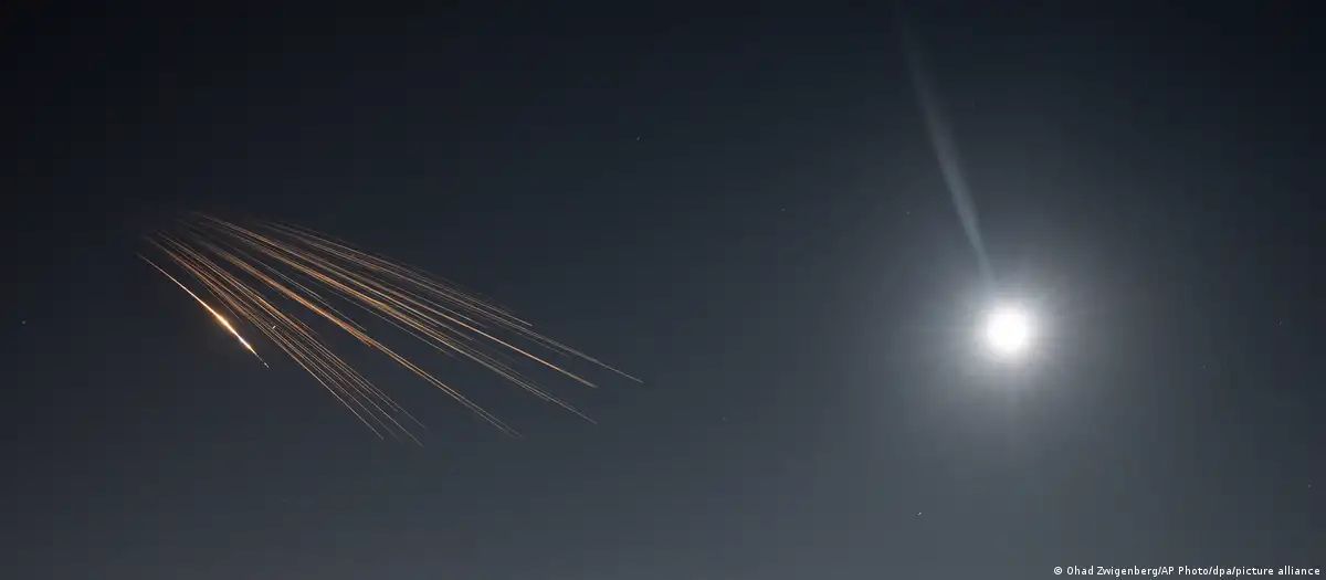 Работа ПВО в небе над Тель-Авивом при отражении иранской атаки/Фото: Ohad Zwigenberg/AP Photo/dpa/picture alliance