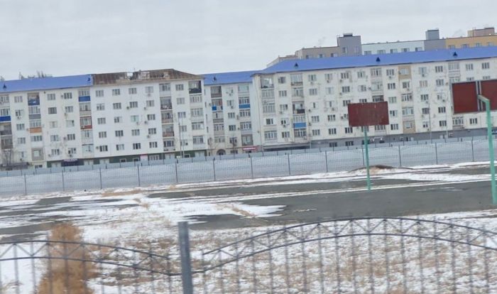 Сняли кровлю перед дождём и приостановили ремонт: в Нурсае затопило квартиру