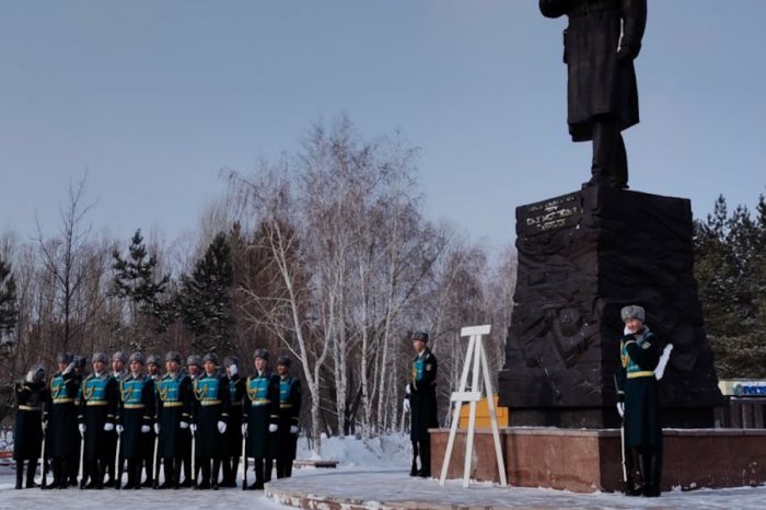 В Астане возложили венки к мемориалу Героев‑Панфиловцев в День защитника Отечества