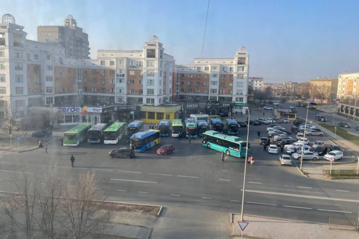 Вооружившись ручкой и блокнотом: жители Атырау требуют переноса конечной в Авангарде