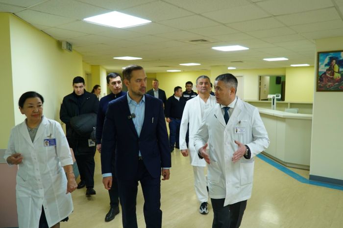 Руслан Өскенәлі ознакомился с работой Геологического кластера и медицинского центра «Жезказган»