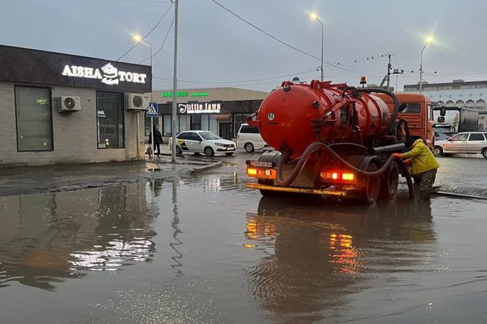 В Атырау устраняют последствия осадков