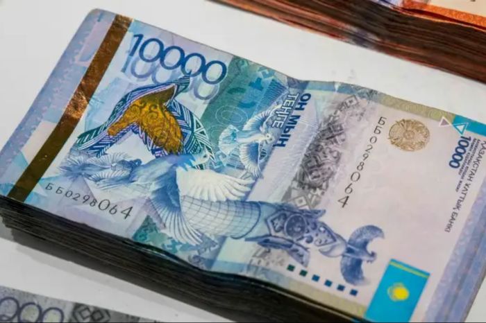 «Не спешите менять»: Нацбанк продлит жизнь старым 10 000 тенге