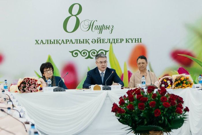 Серик Шапкенов поздравил женщин региона с Международным женским днём