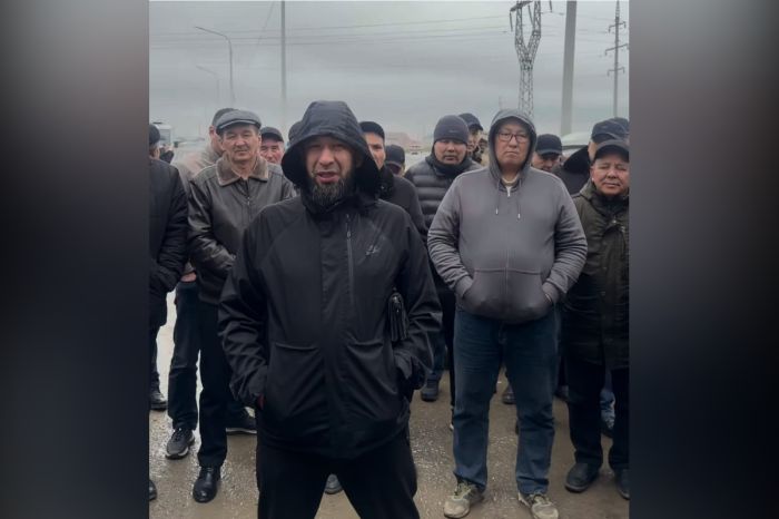 В Атырау водители автобусов пожаловались на зарплату ниже обещанных 530 тысяч