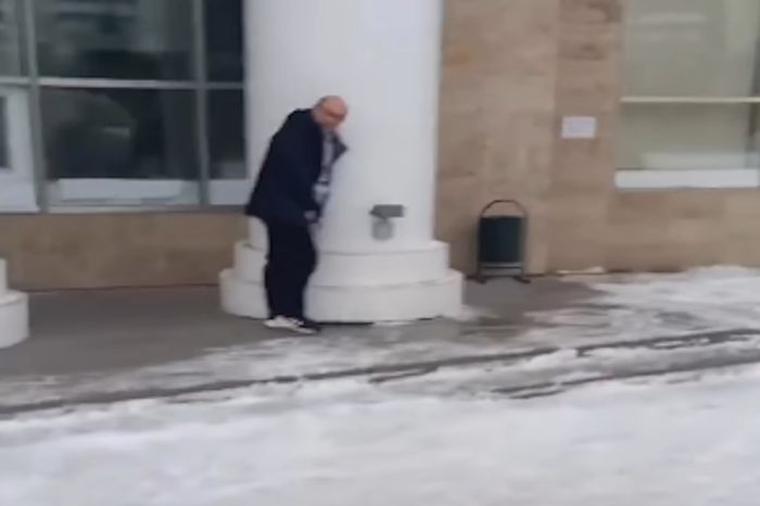 В центре Астаны пьяный иностранец справил нужду возле Дома министерств