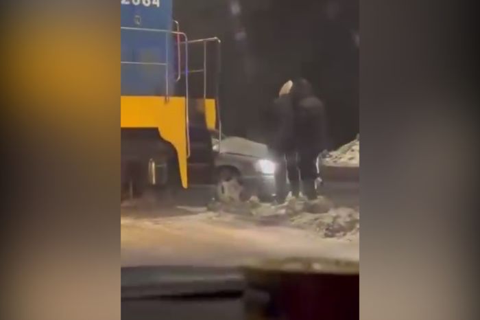 В Семее Mercedes столкнулся с локомотивом на железнодорожном переезде