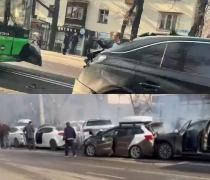 Автобус устроил крупный затор в Алматы, разбив пять легковых авто