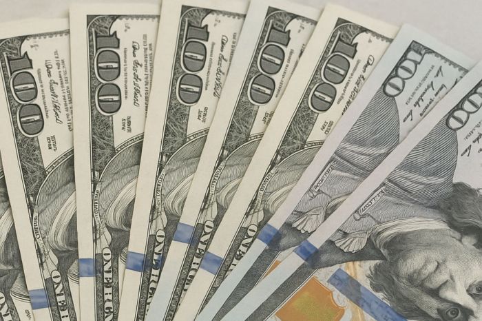 Доллар упал на 9 процентов за полгода: аналитики дали прогноз по курсу