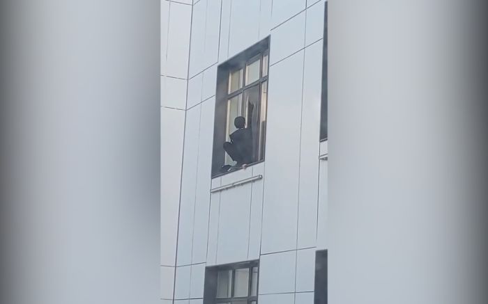 Подросток, ранивший девочку в BINOM, пытался выпрыгнуть из окна