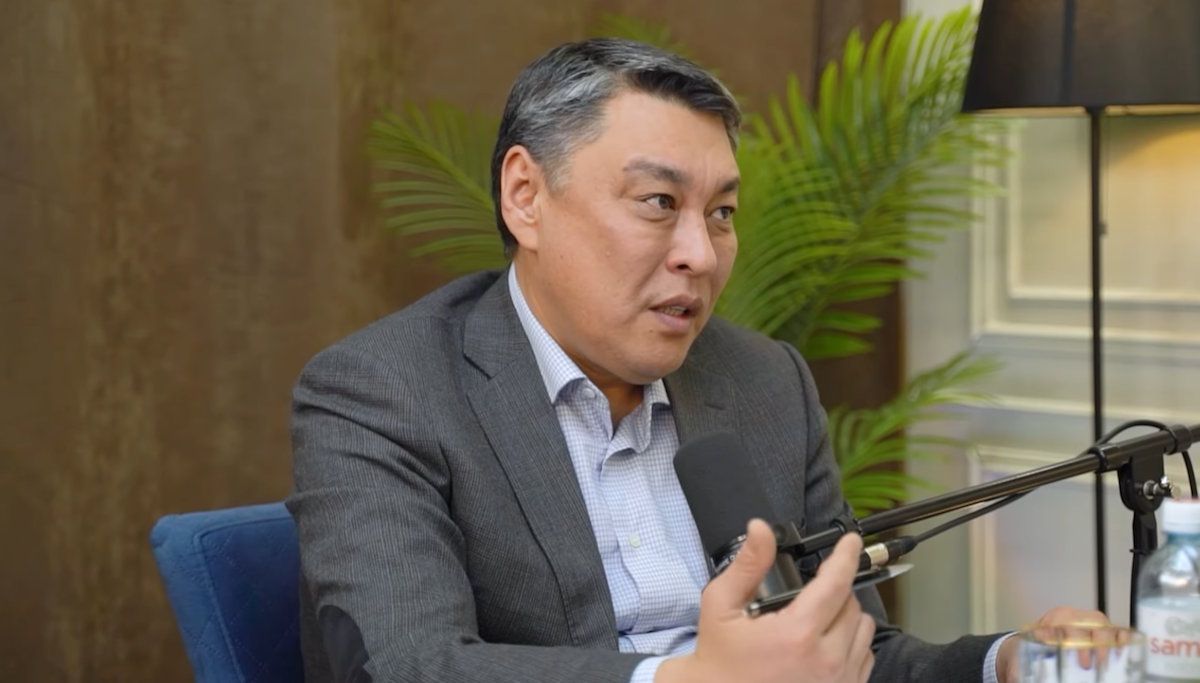 замглавы КГД МФ РК Жаныбек Нуржанов, стоп-кадр видео