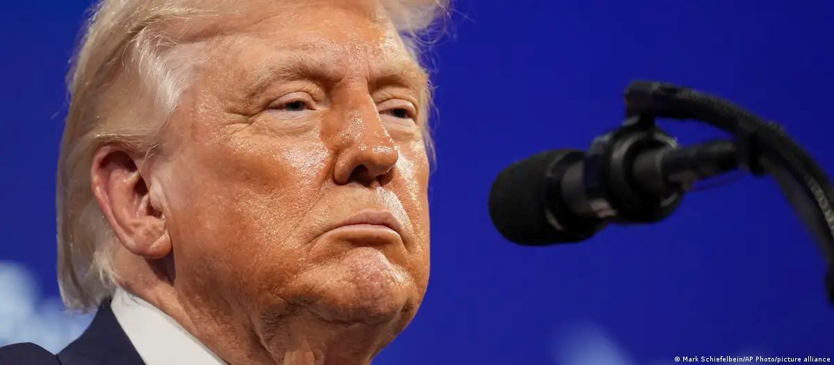 Дональд Трамп считает, что флот Британии недееспособен, а НАТО - это "бумажный тигр"/Фото: Mark Schiefelbein/AP Photo/picture alliance