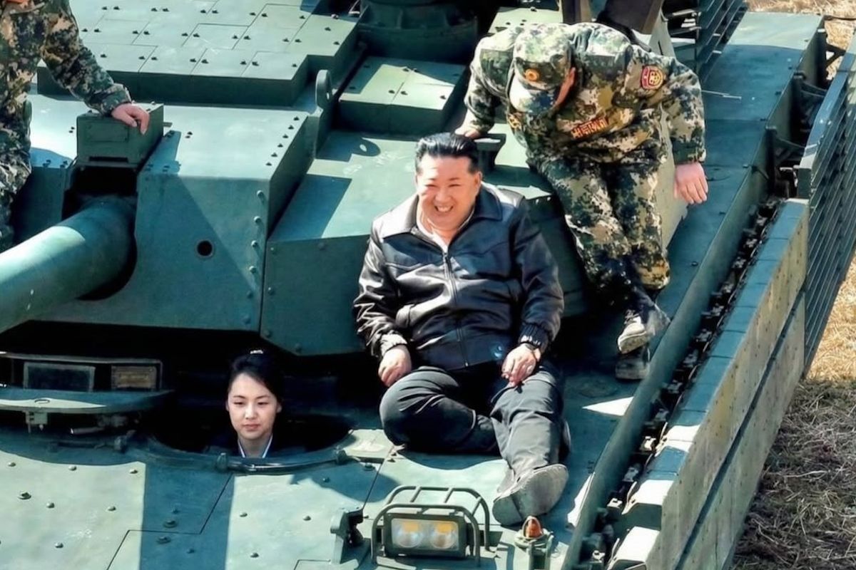 Ким Чен Ын с дочкой на военных учениях