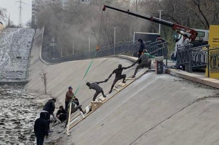 Цепь спасения: в русле Большой Алматинки установили необычный арт-объект