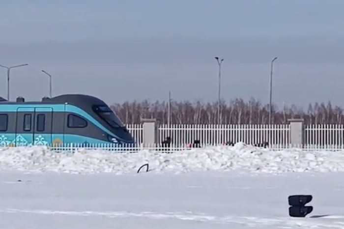 В Астане рабочие тянули вагоны LRT вручную: что произошло