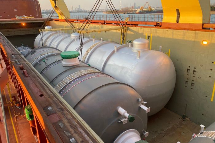 Груз высотой с 12-этажку: как «сердце» будущего завода пиролиза везут через полмира в Казахстан