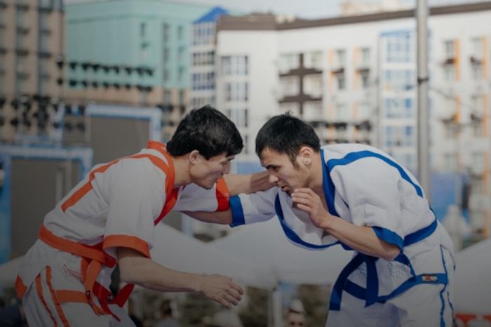 Қазақ күресі и асық ату: как отметили День национальных видов спорта в Атырау