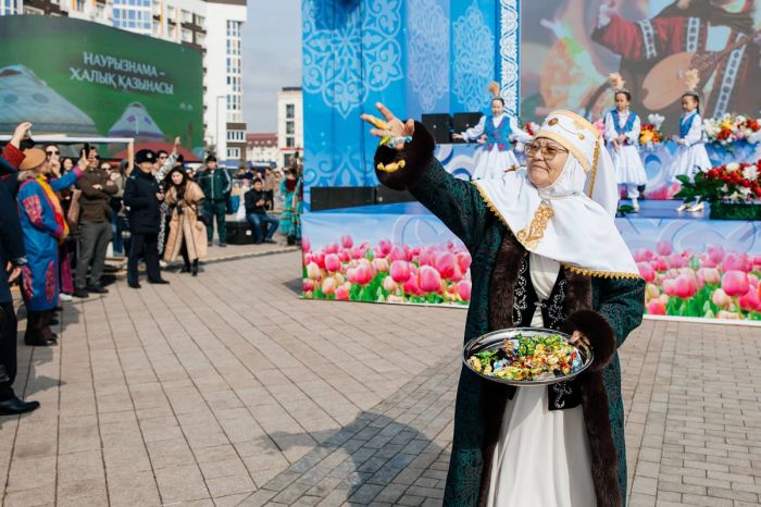 Тысячи жителей собрались на Наурыз в Атырау